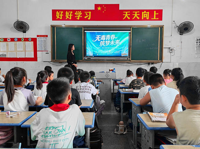 ������������ȪһС���䰮����Զ�붾Ʒ �ػ��޶�����ͯ��