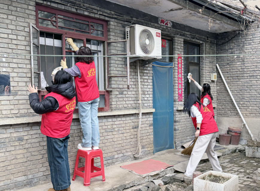 ��ϲ�ع���·������չ����ů�ճ� ӭ�´���־Ը����