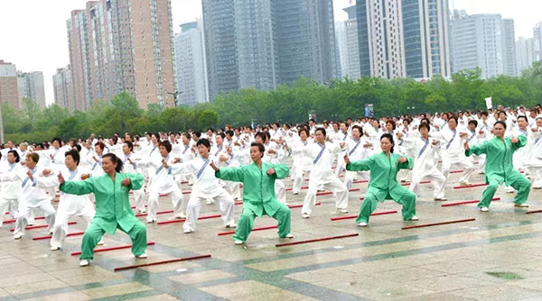 河南洛阳全民健身月 健身气功协会向全市人民发出倡议――学练八段锦 强健体魄