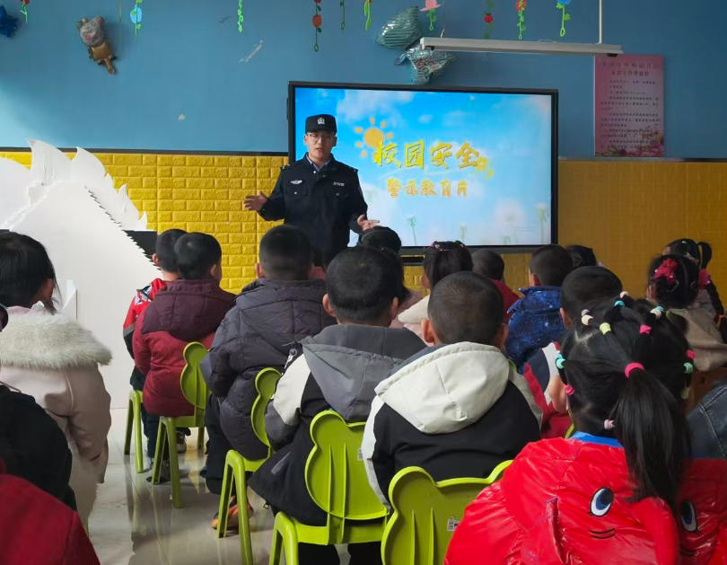 ����������У԰ �ػ�ͯ����δ��