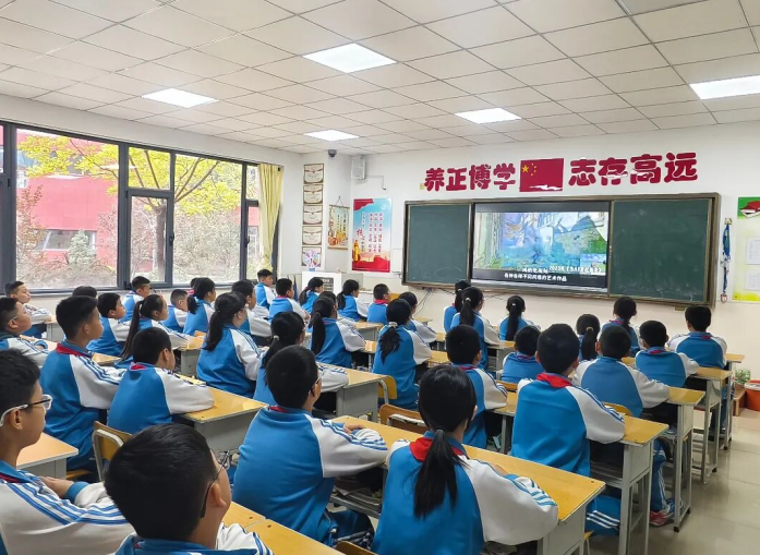 ̫ԭ��һʵ��ѧУ�ƻ�У���ڶ���У԰�Ƽ���Բ����Ļ