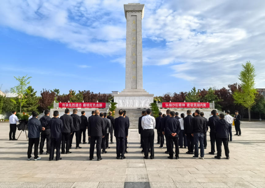 �ڻ���˾���֣����ɴ�ؼİ�˼ ���γ��ĳ�Ӣ��